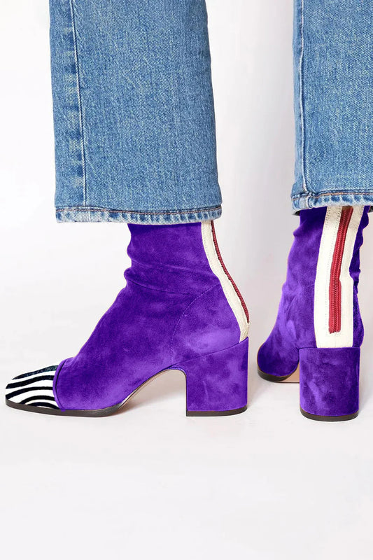 BOTÍN DE TACÓN MEDIO MORADO CON ESTAMPADO