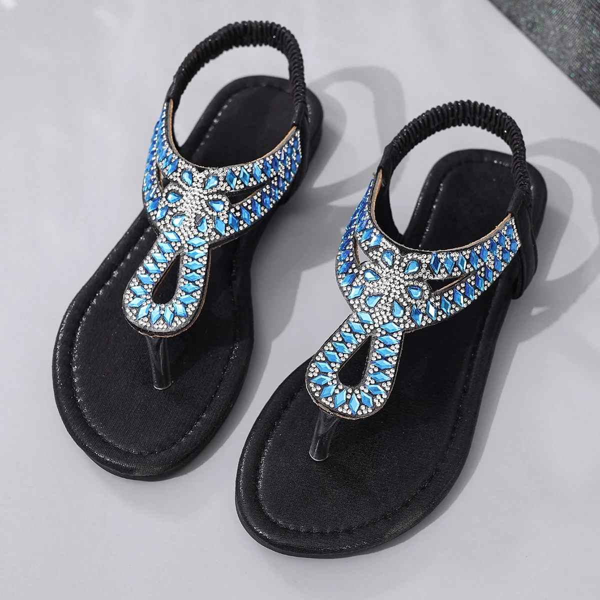 Liora™ | Sandalias planas con tira de cristal en el dedo