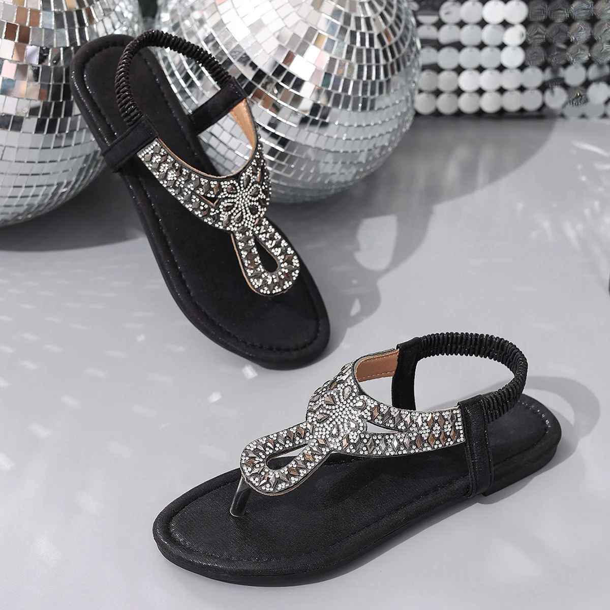 Liora™ | Sandalias planas con tira de cristal en el dedo