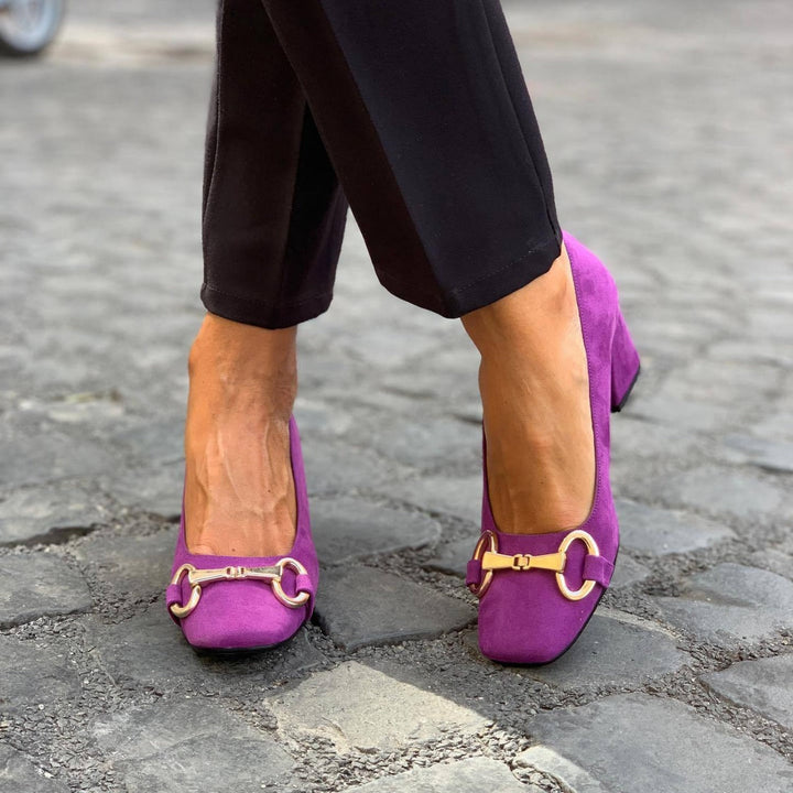 ELEGANT REAL LEATHER PUMPS WITH GOLD DETAIL