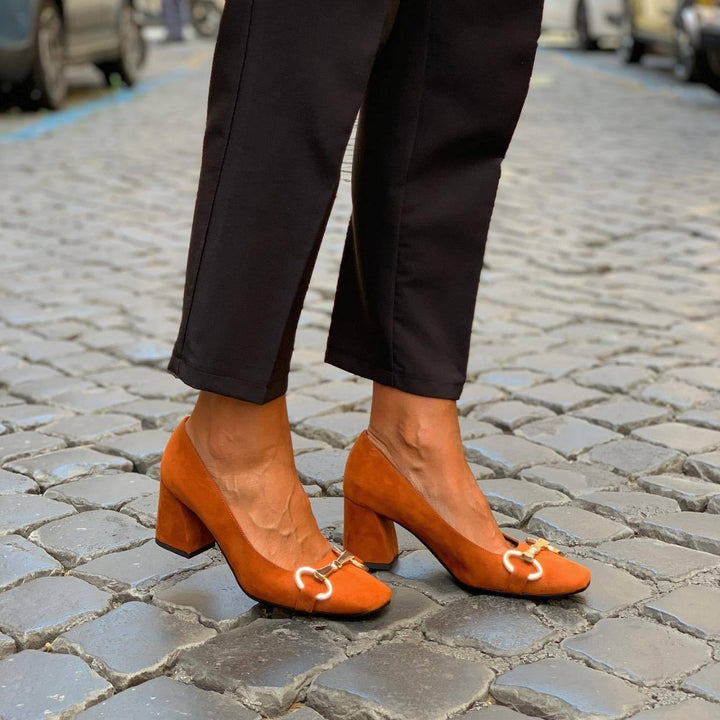 ELEGANT REAL LEATHER PUMPS WITH GOLD DETAIL