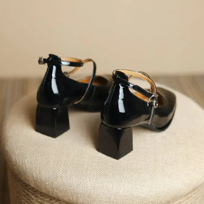 Zapatos de tacón elegantes con pulsera en el tobillo
