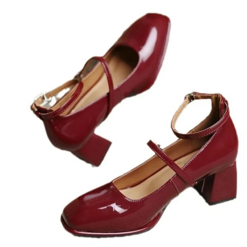 Zapatos de tacón elegantes con pulsera en el tobillo