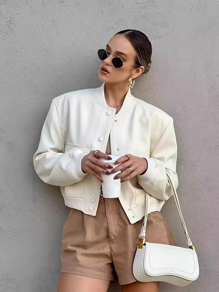 Clara | Chaqueta bomber informal con bolsillo frontal para mujer