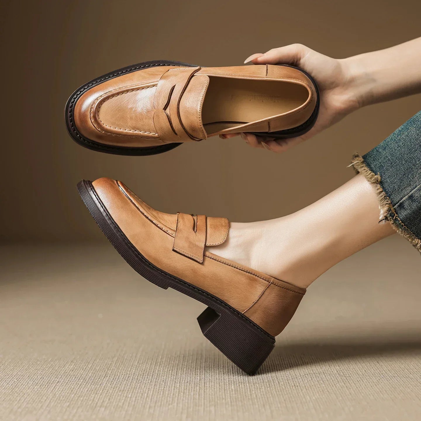 María | Zapatos clásicos de piel con tira en T para mujer