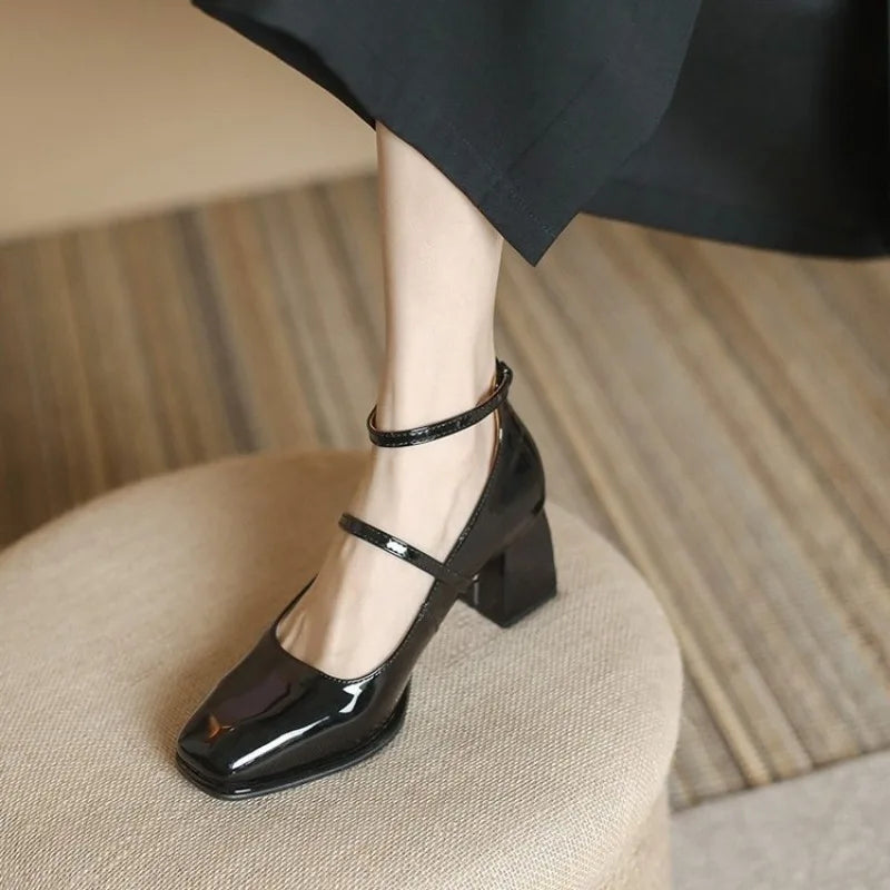 Zapatos de tacón elegantes con pulsera en el tobillo