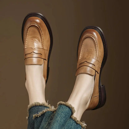 María | Zapatos clásicos de piel con tira en T para mujer