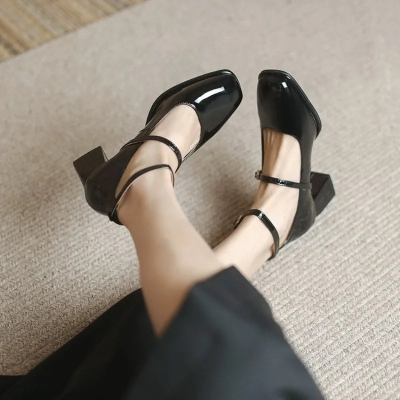 Zapatos de tacón elegantes con pulsera en el tobillo